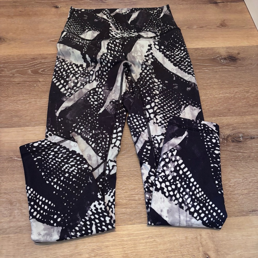 Lululemon High Rise Crop Leggings Black White Abstract Dot Print Womens Size 6